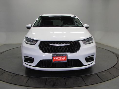 Used 2023 Chrysler Pacifica Touring-L FWD image 2