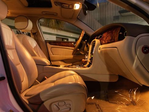 Used 2004 Jaguar XJ8 image 27