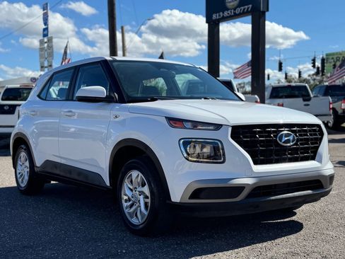 Used 2023 Hyundai Venue SE FWD image 3