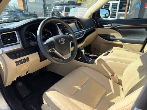 Used 2014 Toyota Highlander Limited Platinum image 2
