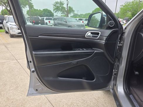 Used 2018 Jeep Grand Cherokee Limited AWD/4WD image 12
