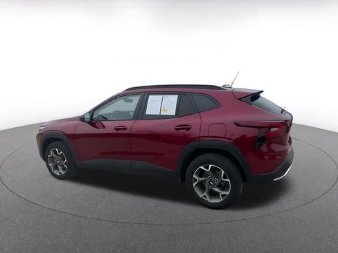 Used 2025 Chevrolet Trax LT w/ LT Convenience Package image 10