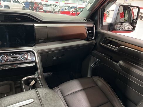 Used 2024 GMC Sierra 3500 Denali image 17