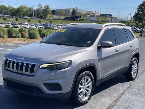 Used 2020 Jeep Cherokee Latitude FWD image 3