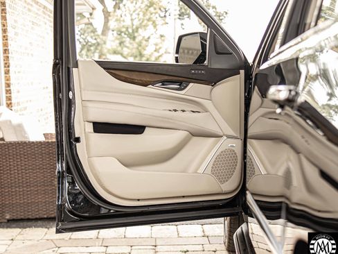 Used 2018 Cadillac Escalade ESV Luxury image 31