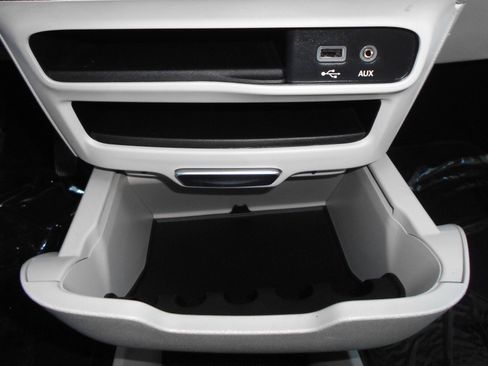 Certified 2018 Chrysler Pacifica Limited FWD image 17