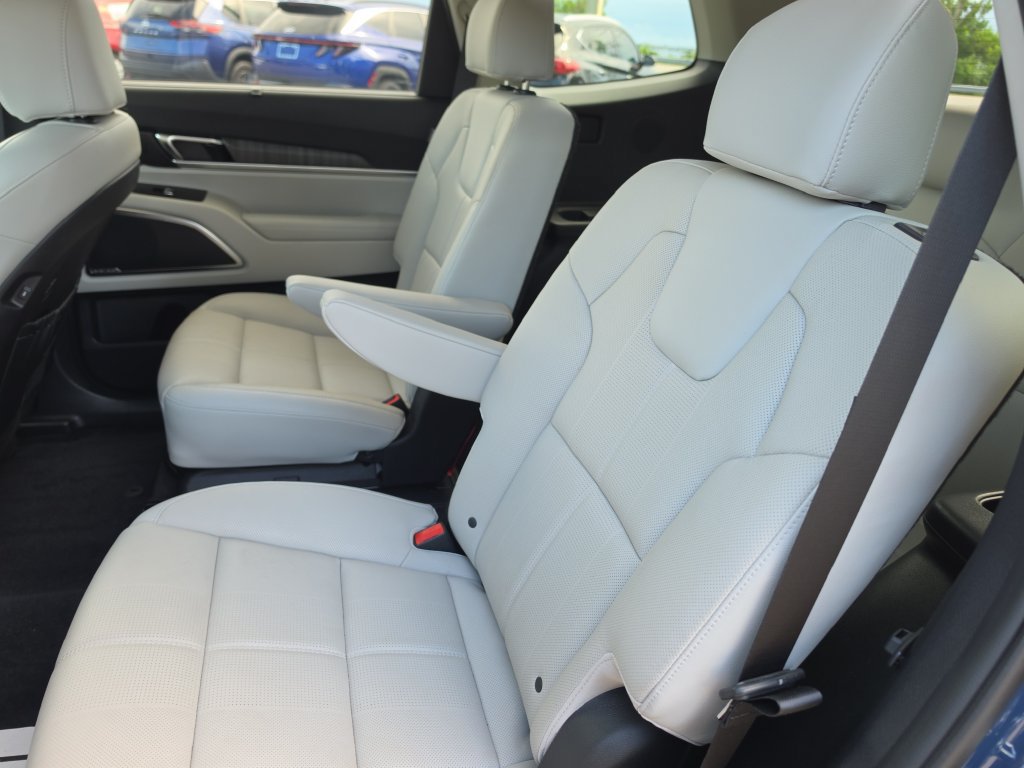 Used 2024 Kia Telluride SX w/ Towing Package FWD image 15