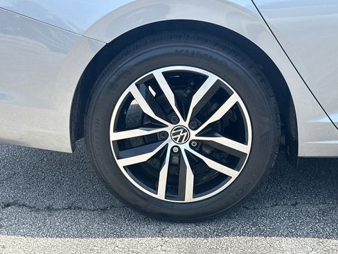 Used 2025 Volkswagen Jetta SE FWD image 17