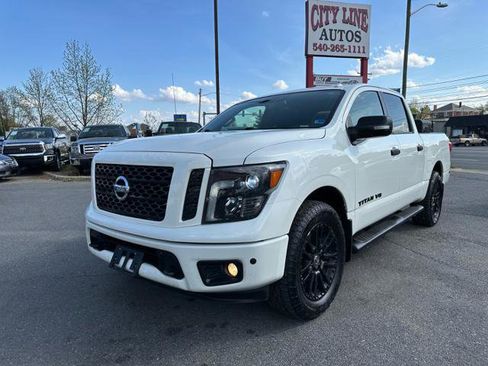 Used 2018 Nissan Titan SV w/ SV Convenience Package AWD/4WD image 9