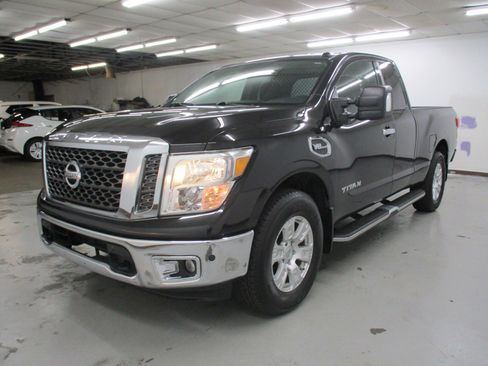 Used 2017 Nissan Titan SV image 3
