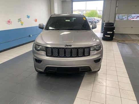 Used 2017 Jeep Grand Cherokee Altitude AWD/4WD image 8