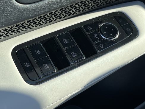 Used 2023 Nissan Ariya AWD image 18