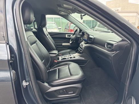 Used 2022 Ford Explorer XLT w/ Equipment Group 202A image 18