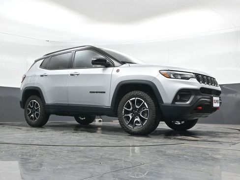 Used 2025 Jeep Compass Trailhawk w/ Trailer Tow Group AWD/4WD image 46