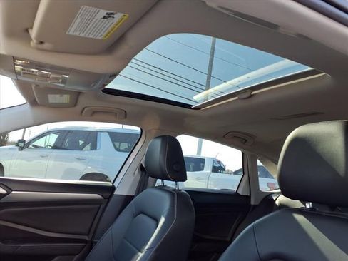 Used 2022 Volkswagen Jetta SE w/ Panoramic Sunroof Package image 19