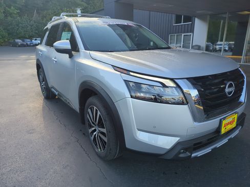 New 2025 Nissan Pathfinder Platinum w/ Cargo Package image 8