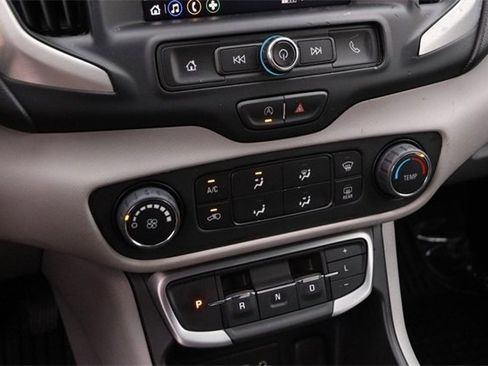 Used 2024 GMC Terrain SLE image 17