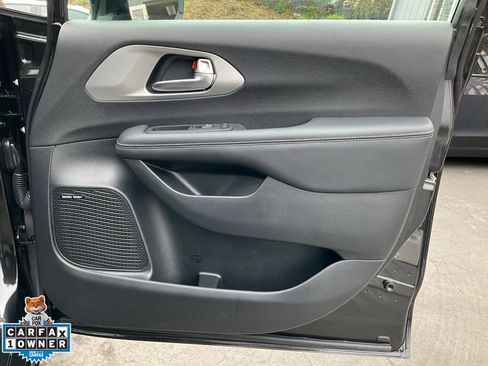 Used 2023 Chrysler Pacifica Limited w/ Uconnect Theater Family Group FWD image 75