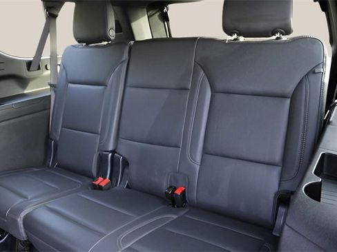 Used 2025 Chevrolet Suburban Z71 image 15