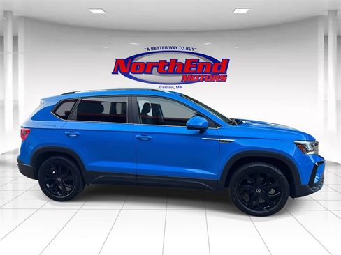 Used 2023 Volkswagen Taos SE w/ Panoramic Sunroof Package image 2