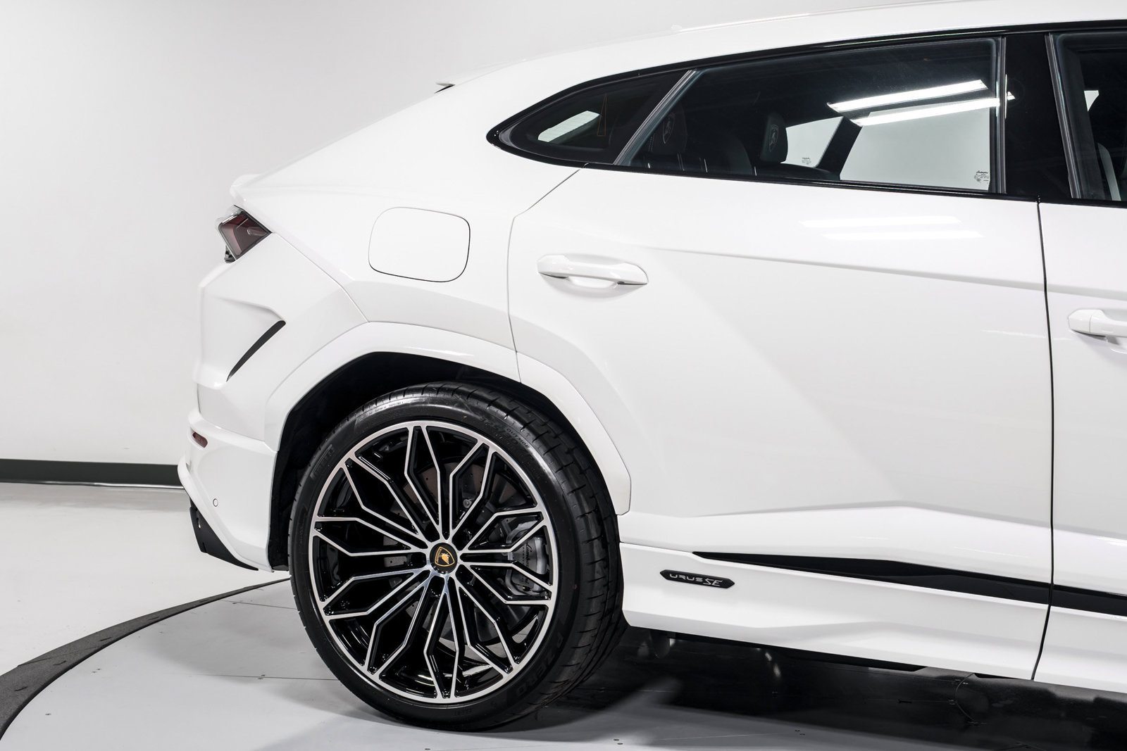 Used 2025 Lamborghini Urus SE AWD/4WD image 77