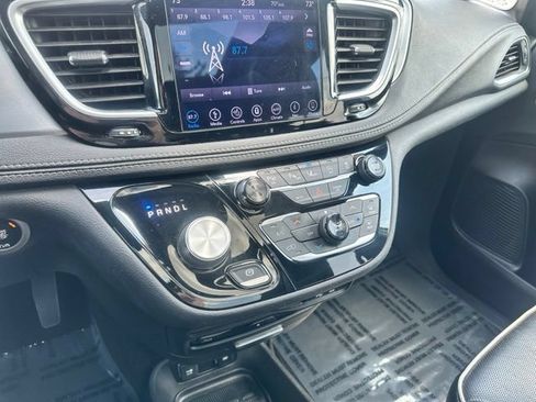 Used 2018 Chrysler Pacifica Limited w/ Advanced Safetytec Group FWD image 32