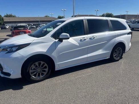Used 2024 Toyota Sienna LE AWD/4WD image 1
