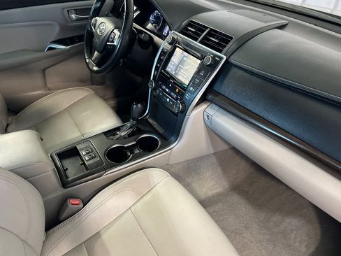 Used 2017 Toyota Camry XLE w/ Moonroof Package FWD image 18