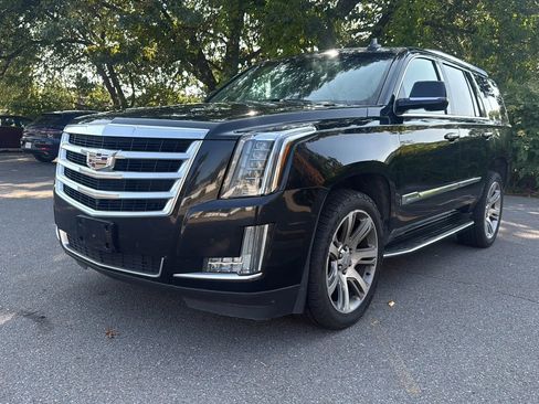 Used 2015 Cadillac Escalade Luxury image 3