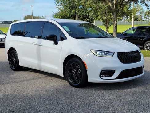Used 2024 Chrysler Pacifica Limited FWD image 3