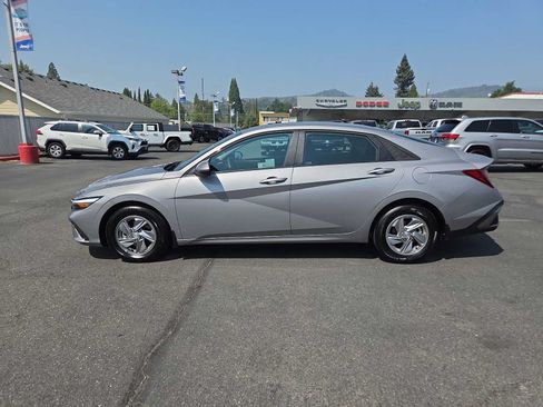 Used 2025 Hyundai Elantra SE FWD image 11