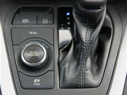 Used 2020 Toyota RAV4 XLE w/ Carpet Mat Package AWD/4WD image 23