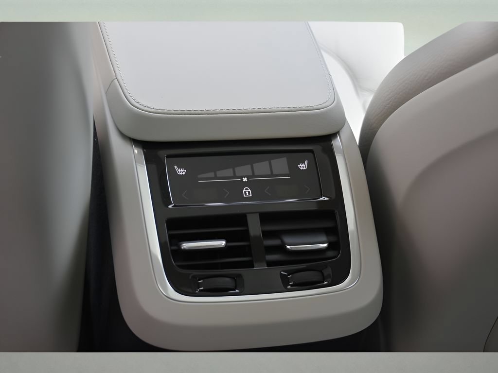 Used 2024 Volvo XC90 B6 Plus w/ Protection Package Premier AWD/4WD image 16