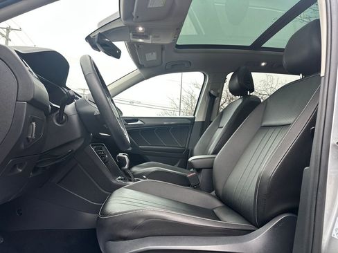 Used 2022 Volkswagen Tiguan SE w/ Panoramic Sunroof Package image 3
