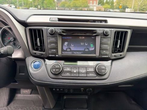 Used 2018 Toyota RAV4 XLE AWD/4WD image 18