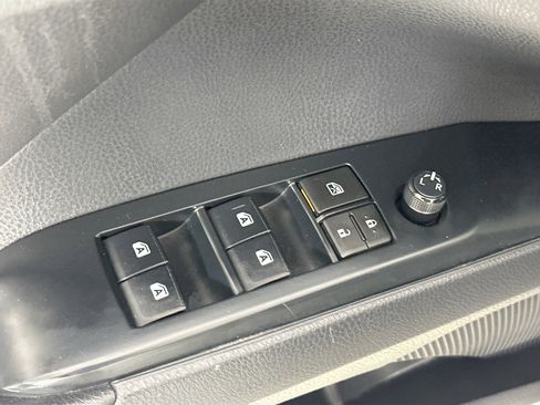 Used 2019 Toyota Camry SE FWD image 17