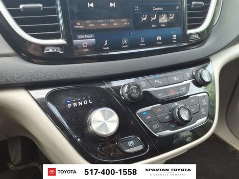 Used 2024 Chrysler Pacifica Touring-L FWD image 21
