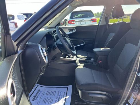 Used 2025 Kia Soul LX w/ LX Technology Package FWD image 11