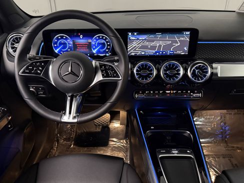 Used 2024 Mercedes-Benz EQB 300 4MATIC image 35
