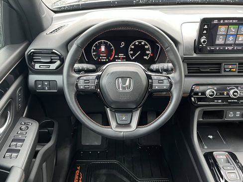 Certified 2025 Honda Pilot TrailSport image 12