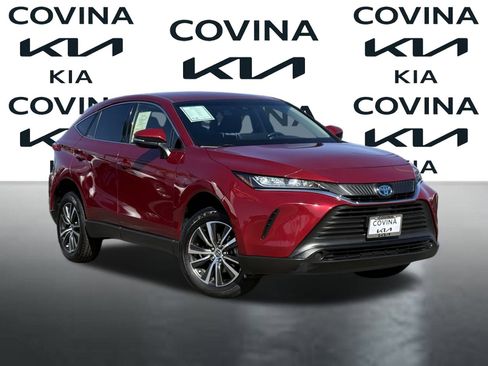 Used 2022 Toyota Venza LE image 2