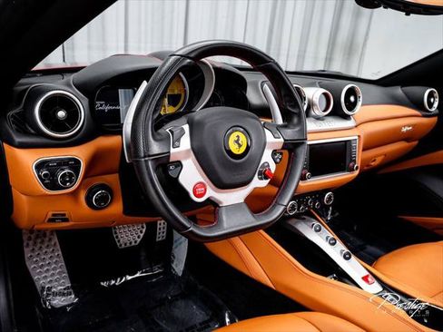 Used 2017 Ferrari California T RWD image 33