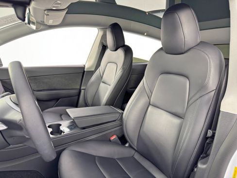 Used 2022 Tesla Model Y Long Range image 38