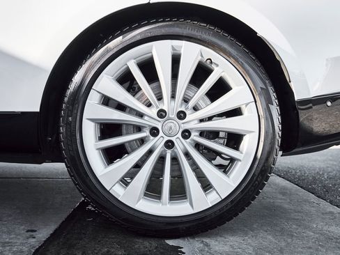 Used 2024 Land Rover Range Rover SV image 18