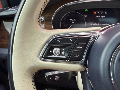 Used 2021 Bentley Bentayga AWD/4WD image 16