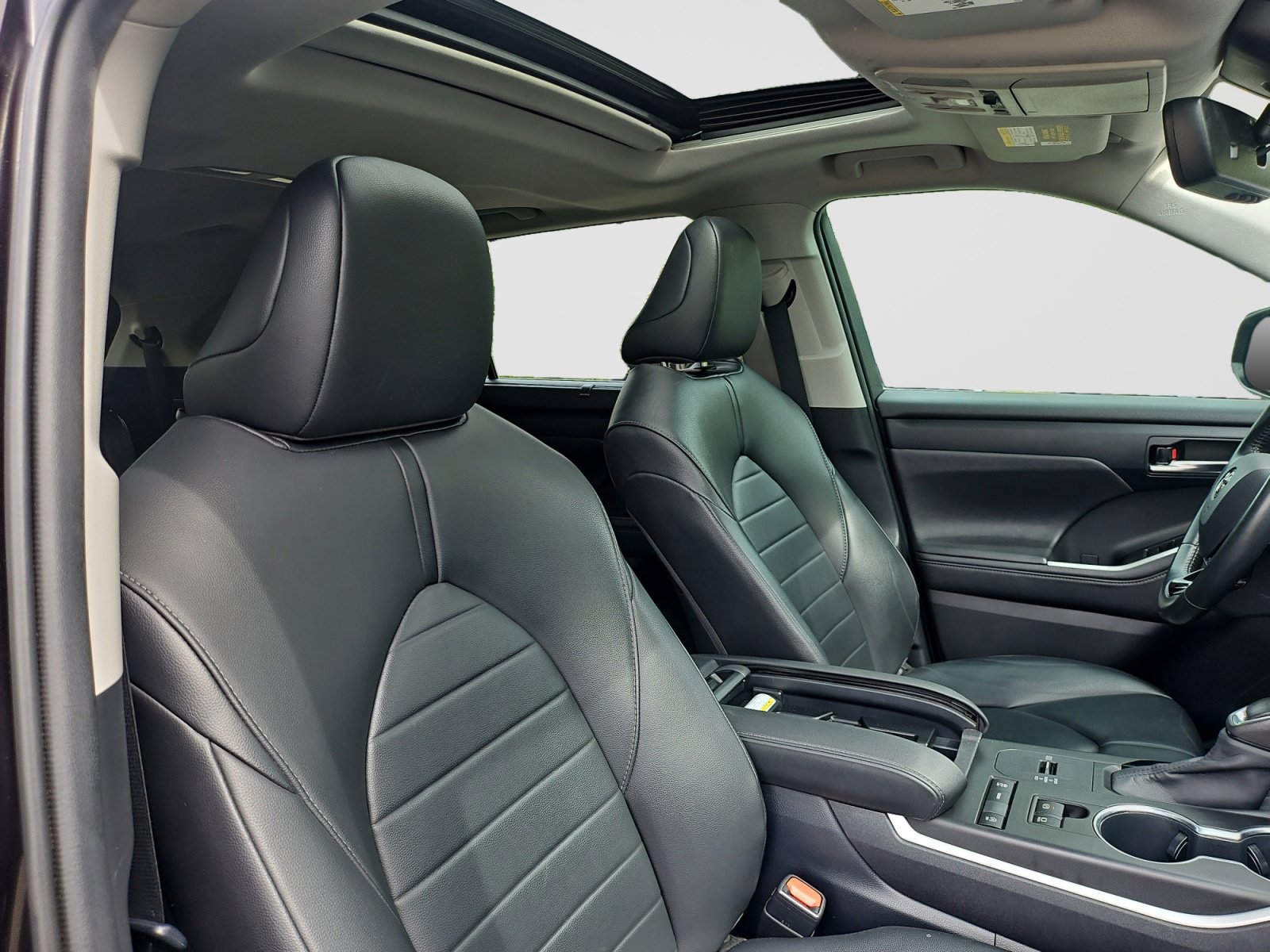 Used 2020 Toyota Highlander XLE FWD image 18