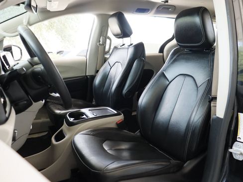 Used 2022 Chrysler Pacifica Touring-L FWD image 10