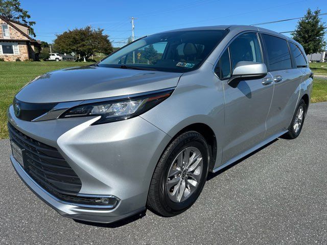 Used 2022 Toyota Sienna XLE AWD/4WD image 1