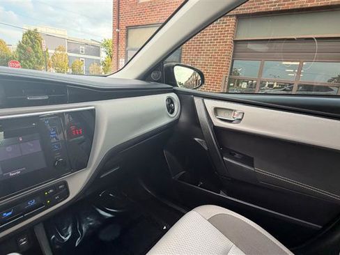 Used 2019 Toyota Corolla LE FWD image 32