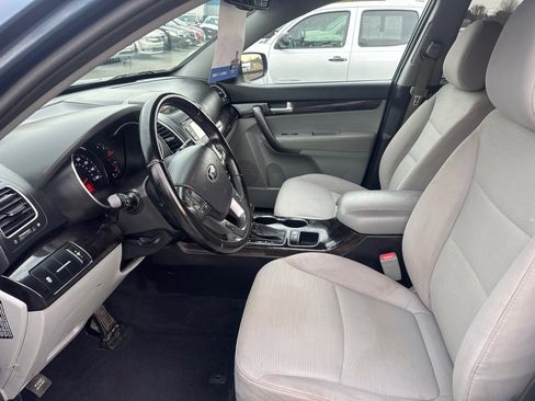 Used 2014 Kia Sorento LX image 9